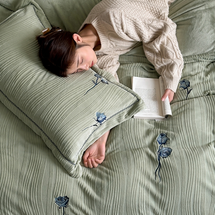 91家纺网 家纺一手货源 找家纺 安莱生活  2024新款全消光曲线绒法式玫瑰绣花四件套-第二风格（ins大图） 蓝玫瑰-巴黎绿