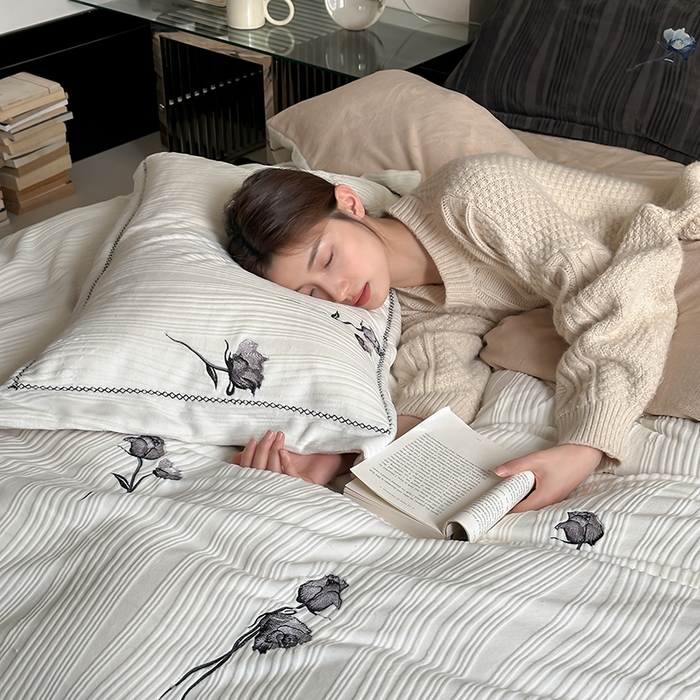 91家纺网 家纺一手货源 找家纺 安莱生活  2024新款全消光曲线绒法式玫瑰绣花四件套-第二风格（ins大图） 黑玫瑰-米月白