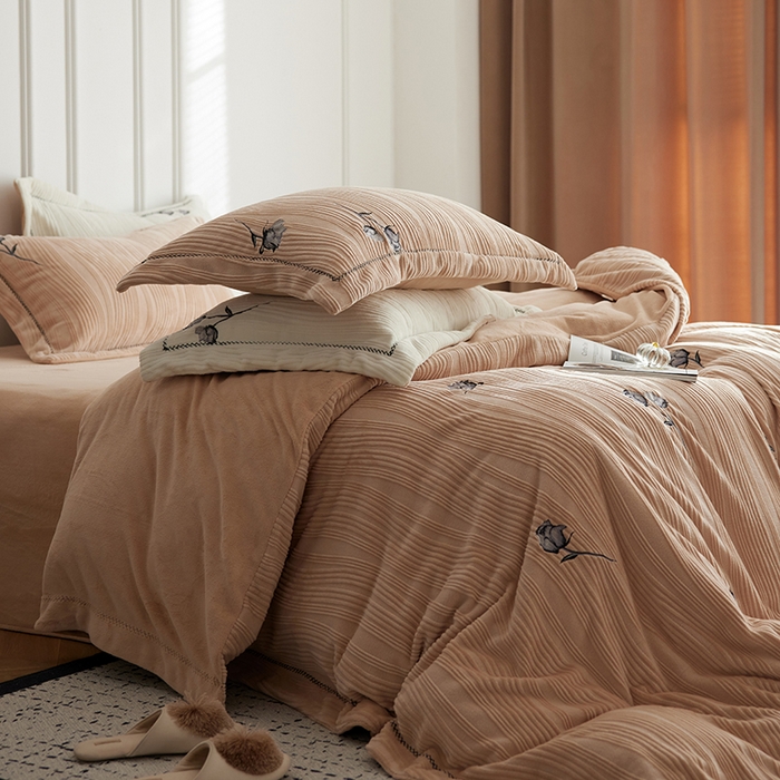 91家纺网 家纺一手货源 找家纺 安莱生活 2024新款全消光曲线绒法式玫瑰绣花四件套-第一风格（质感棚拍图） 黑玫瑰-浅栗咖