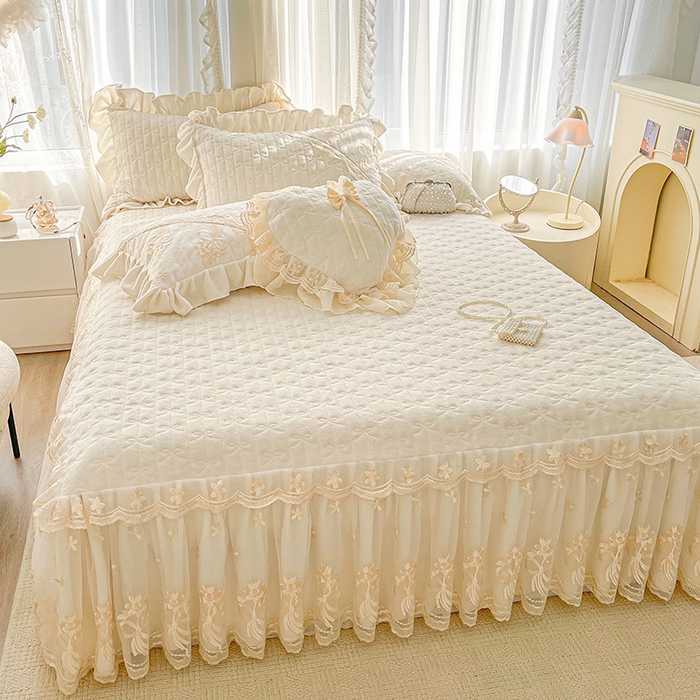 91家纺网 家纺一手货源 找家纺 2024新款加厚牛奶绒蕾丝刺绣床裙单床裙-莫奈花园系列 莫奈花园-奶昔