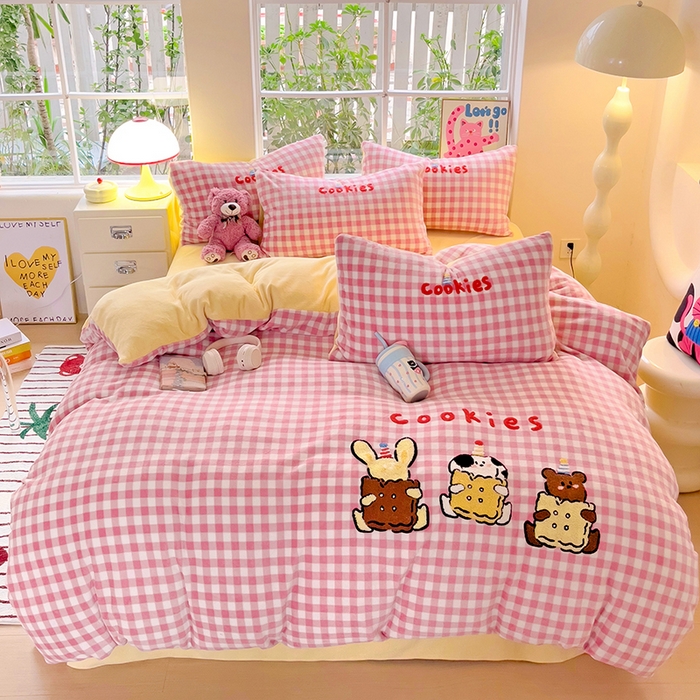 91家纺网 家纺一手货源 找家纺 眠帛家居 2024新款高克重牛奶绒毛巾绣加印大版卡通四件套系列二 芝士