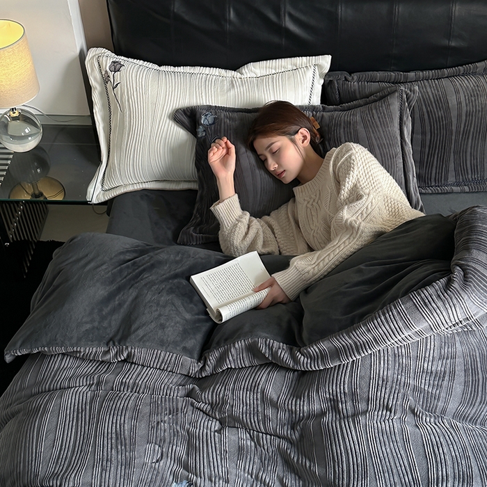 91家纺网 家纺一手货源 找家纺 安莱生活  2024新款全消光曲线绒法式玫瑰绣花四件套-第二风格（ins大图） 蓝玫瑰-魅夜黑