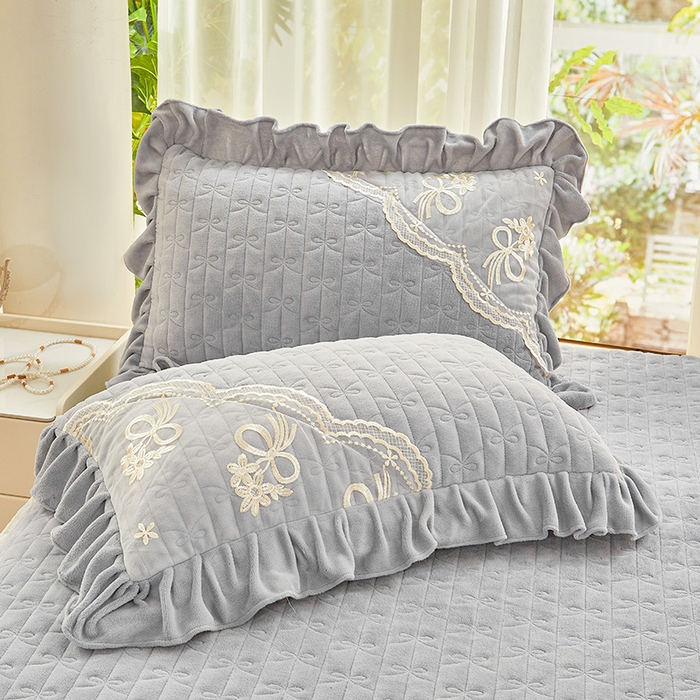 91家纺网 家纺一手货源 找家纺 2024新款加厚牛奶绒蕾丝刺绣床裙四件套-莫奈花园系列 莫奈花园-高级灰