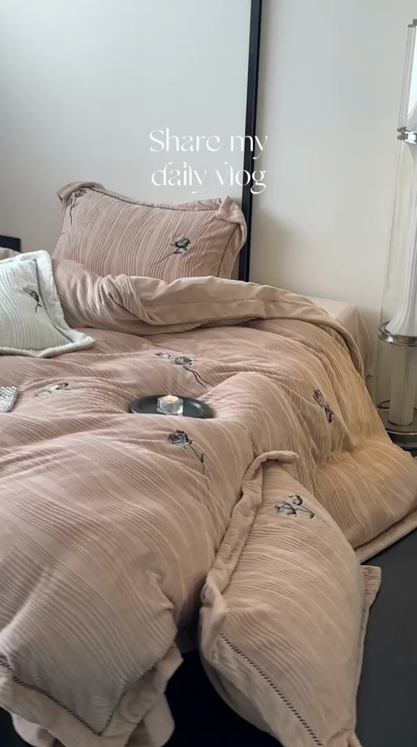 91家纺网 家纺一手货源 找家纺 安莱生活 2024新款全消光曲线绒法式玫瑰绣花四件套-第一风格（质感棚拍图） 黑玫瑰-浅栗咖