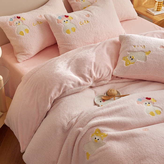 91家纺网 家纺一手货源 找家纺 安莱生活 2024新款绵羊绒毛巾绣四件套 头巾鸭鸭