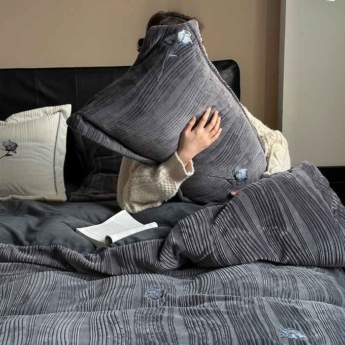 91家纺网 家纺一手货源 找家纺 安莱生活  2024新款全消光曲线绒法式玫瑰绣花四件套-第二风格（ins大图） 蓝玫瑰-魅夜黑