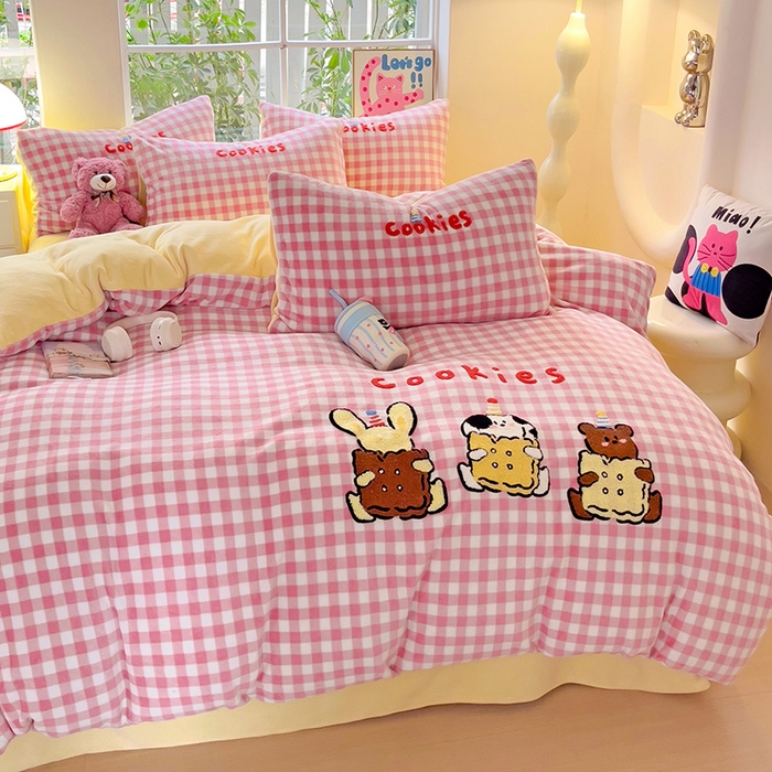 91家纺网 家纺一手货源 找家纺 眠帛家居 2024新款高克重牛奶绒毛巾绣加印大版卡通四件套系列二 芝士