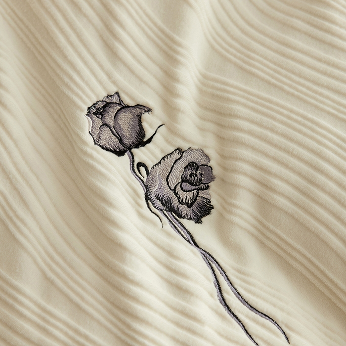 91家纺网 家纺一手货源 找家纺 安莱生活 2024新款全消光曲线绒法式玫瑰绣花四件套-第一风格（质感棚拍图） 黑玫瑰-米月白