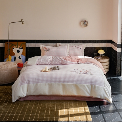 沐晴家纺 2024秋冬新品高克重牛奶绒拼色毛巾绣卡通绣花款绵羊绒四件套 假日兔兔-粉