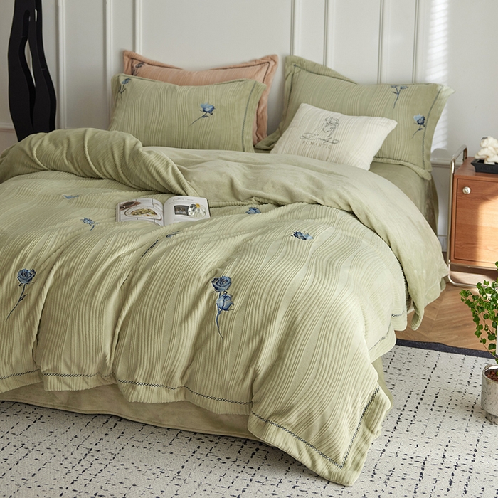 91家纺网 家纺一手货源 找家纺 安莱生活 2024新款全消光曲线绒法式玫瑰绣花四件套-第一风格（质感棚拍图） 蓝玫瑰-巴黎绿