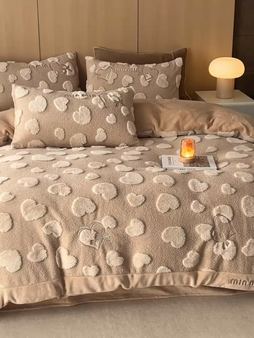 91家纺网 家纺一手货源 找家纺 安莱生活 2024新款minmin泰迪绒立体提花爱心四件套 爱心绒-奶茶杏