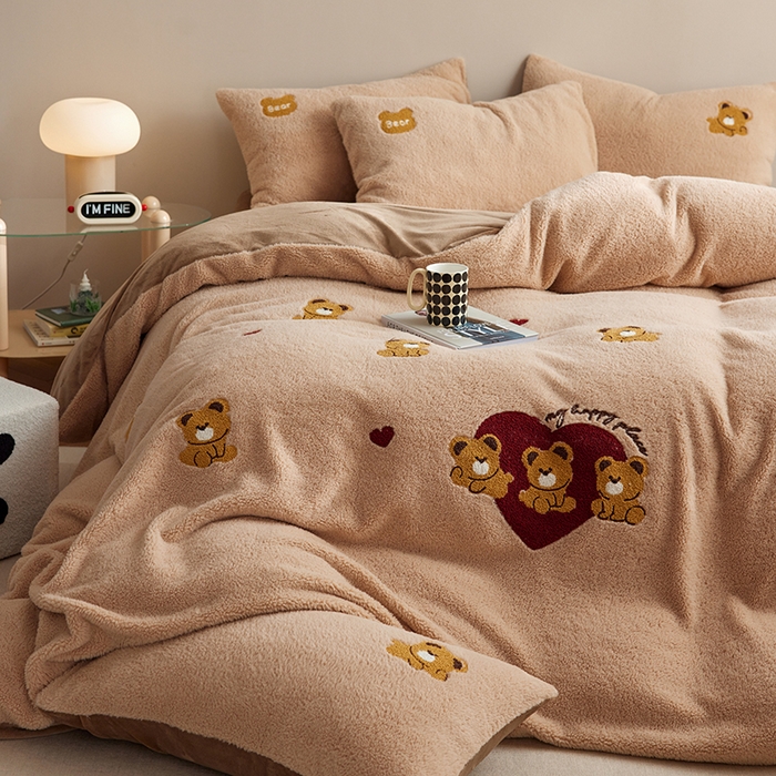 91家纺网 家纺一手货源 找家纺 安莱生活 2024新款绵羊绒毛巾绣四件套 爱心小熊