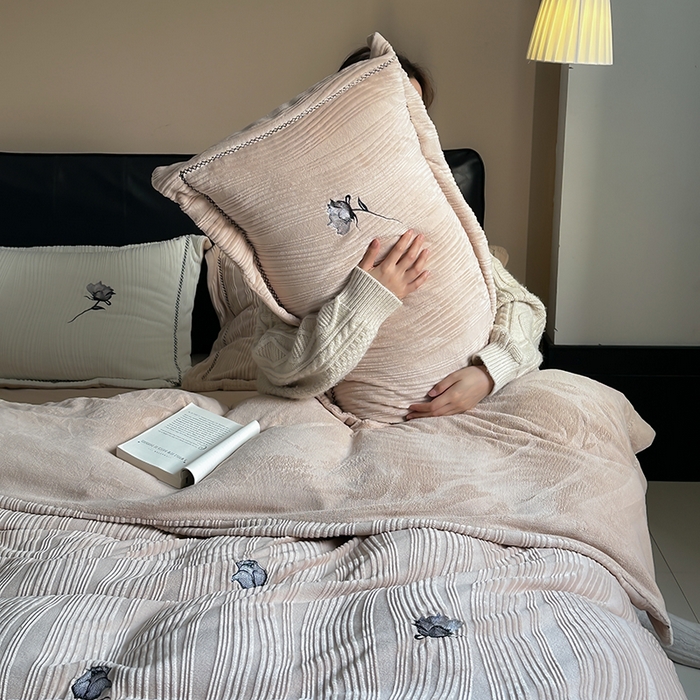 91家纺网 家纺一手货源 找家纺 安莱生活  2024新款全消光曲线绒法式玫瑰绣花四件套-第二风格（ins大图） 黑玫瑰-浅栗咖