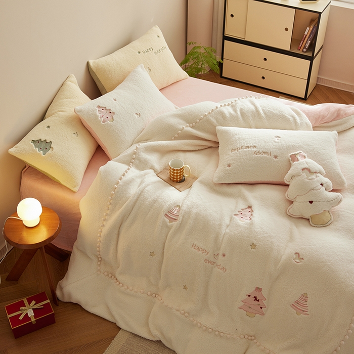 91家纺网 家纺一手货源 找家纺 安莱生活 2024新款绵羊绒工艺款圣诞毛球四件套 绵羊绒-粉色圣诞