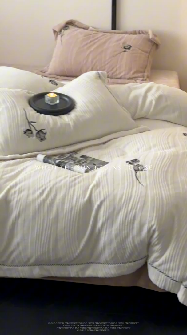 91家纺网 家纺一手货源 找家纺 安莱生活 2024新款全消光曲线绒法式玫瑰绣花四件套-第一风格（质感棚拍图） 黑玫瑰-米月白