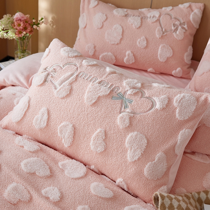 91家纺网 家纺一手货源 找家纺 安莱生活 2024新款minmin泰迪绒立体提花爱心四件套 爱心绒-樱花粉