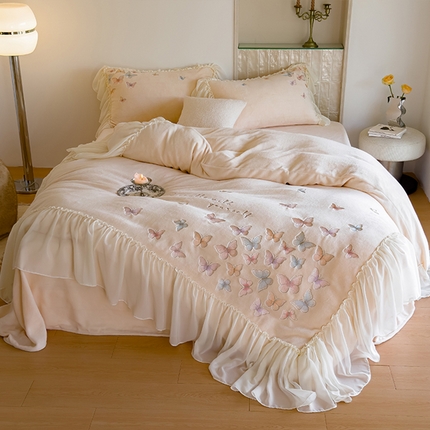 91家纺网 家纺一手货源 找家纺 （总）沐晴家纺 2024秋冬新品高克重纯色牛奶绒法式花边绣花蝴蝶公主风四件套