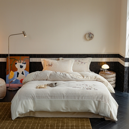 91家纺网 家纺一手货源 找家纺 沐晴家纺 2024秋冬新品高克重牛奶绒拼色毛巾绣卡通绣花款绵羊绒四件套 假日兔兔-卡其