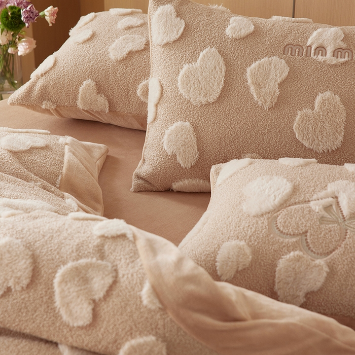 91家纺网 家纺一手货源 找家纺 安莱生活 2024新款minmin泰迪绒立体提花爱心四件套 爱心绒-奶茶杏