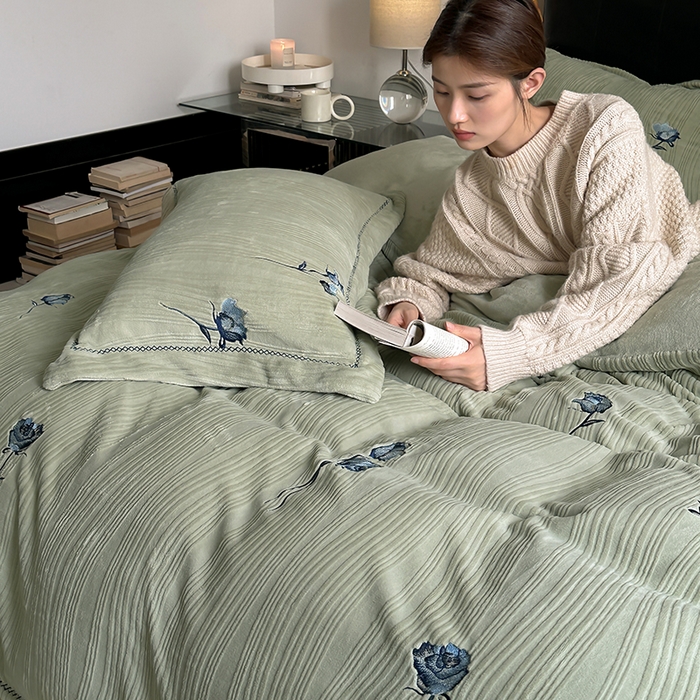 91家纺网 家纺一手货源 找家纺 安莱生活  2024新款全消光曲线绒法式玫瑰绣花四件套-第二风格（ins大图） 蓝玫瑰-巴黎绿