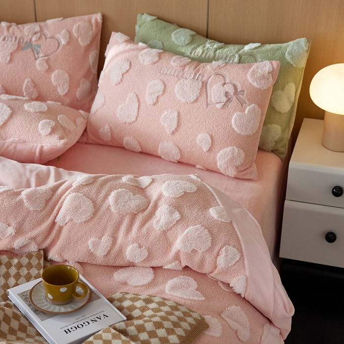 91家纺网 家纺一手货源 找家纺 安莱生活 2024新款minmin泰迪绒立体提花爱心四件套 爱心绒-樱花粉