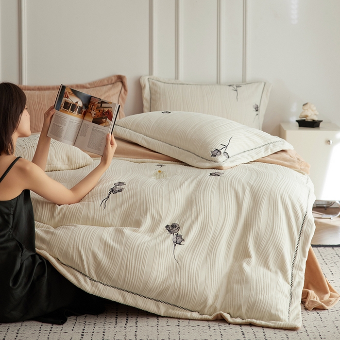 91家纺网 家纺一手货源 找家纺 安莱生活 2024新款全消光曲线绒法式玫瑰绣花四件套-第一风格（质感棚拍图） 黑玫瑰-米月白