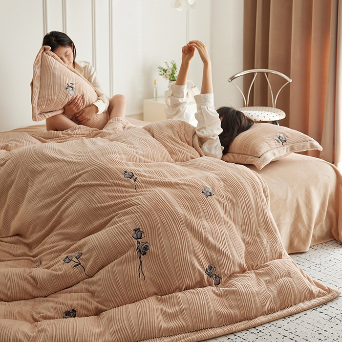 91家纺网 家纺一手货源 找家纺 安莱生活 2024新款全消光曲线绒法式玫瑰绣花四件套-第一风格（质感棚拍图） 黑玫瑰-浅栗咖