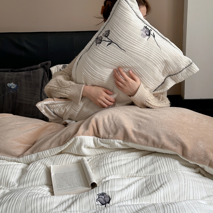 91家纺网 家纺一手货源 找家纺 （总）安莱生活  2024新款全消光曲线绒法式玫瑰绣花四件套-第二风格（ins大图）