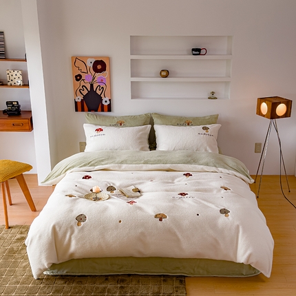 91家纺网 家纺一手货源 找家纺 沐晴家纺 2024秋冬新品高克重牛奶绒拼色毛巾绣卡通绣花款绵羊绒四件套 蘑菇林