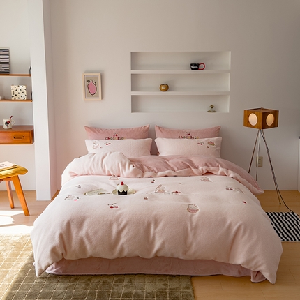 沐晴家纺 2024秋冬新品高克重牛奶绒拼色毛巾绣卡通绣花款绵羊绒四件套 甜蜜