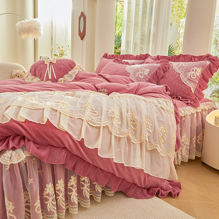 91家纺网 家纺一手货源 找家纺 2024新款加厚牛奶绒蕾丝刺绣床裙四件套-莫奈花园系列 莫奈花园-豆沙红