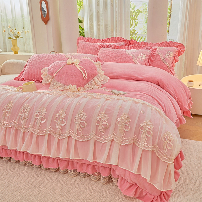 91家纺网 家纺一手货源 找家纺 2024新款加厚牛奶绒蕾丝刺绣床裙四件套-莫奈花园系列 莫奈花园-少女粉