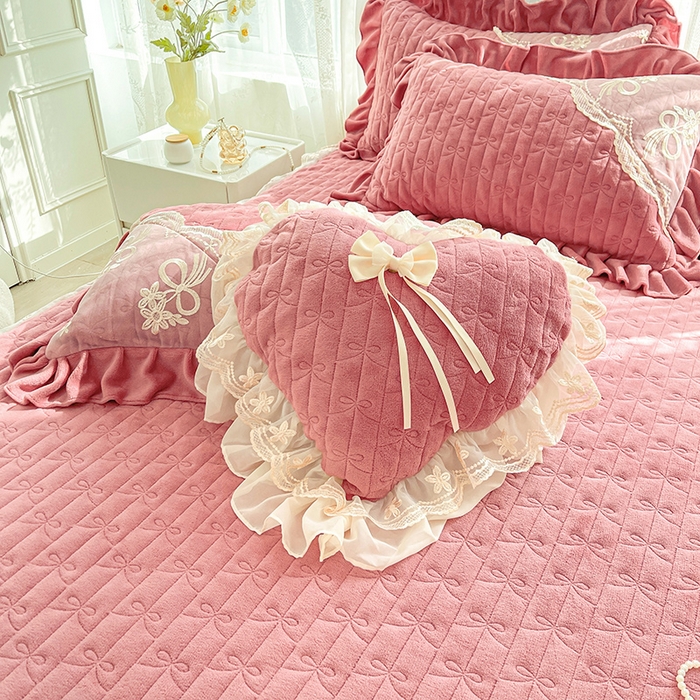 91家纺网 家纺一手货源 找家纺 2024新款加厚牛奶绒蕾丝刺绣床裙单床裙-莫奈花园系列 莫奈花园-豆沙红