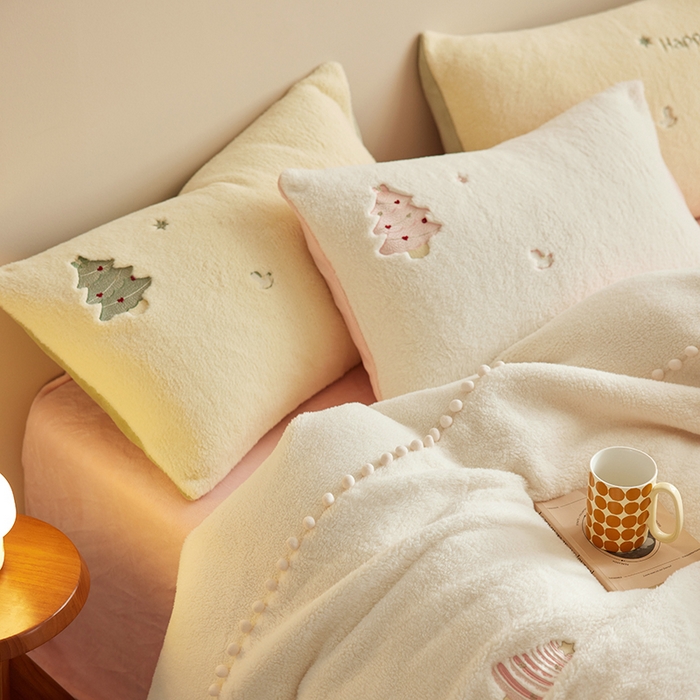 91家纺网 家纺一手货源 找家纺 安莱生活 2024新款绵羊绒工艺款圣诞毛球四件套 绵羊绒-粉色圣诞