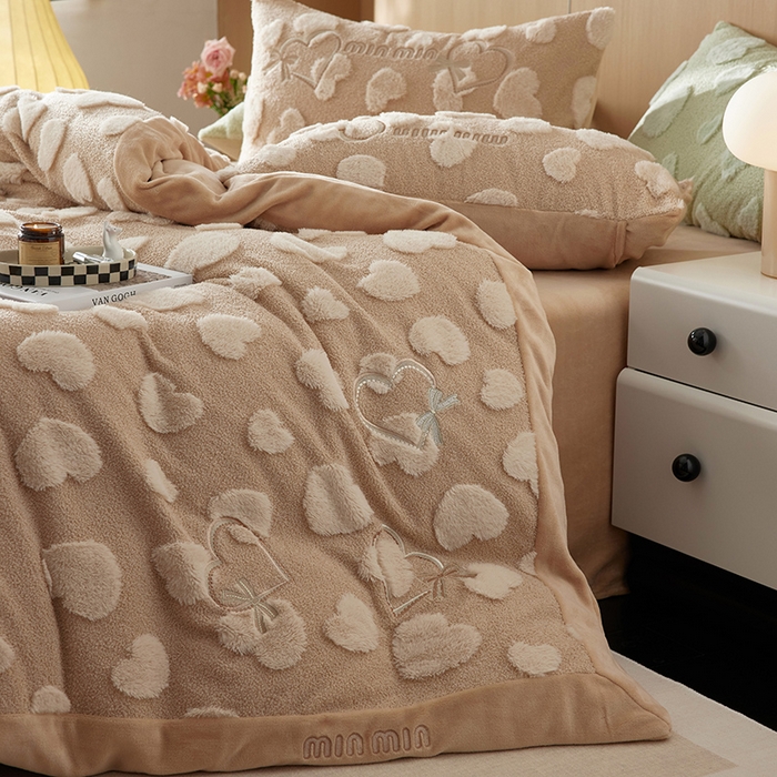 91家纺网 家纺一手货源 找家纺 安莱生活 2024新款minmin泰迪绒立体提花爱心四件套 爱心绒-奶茶杏