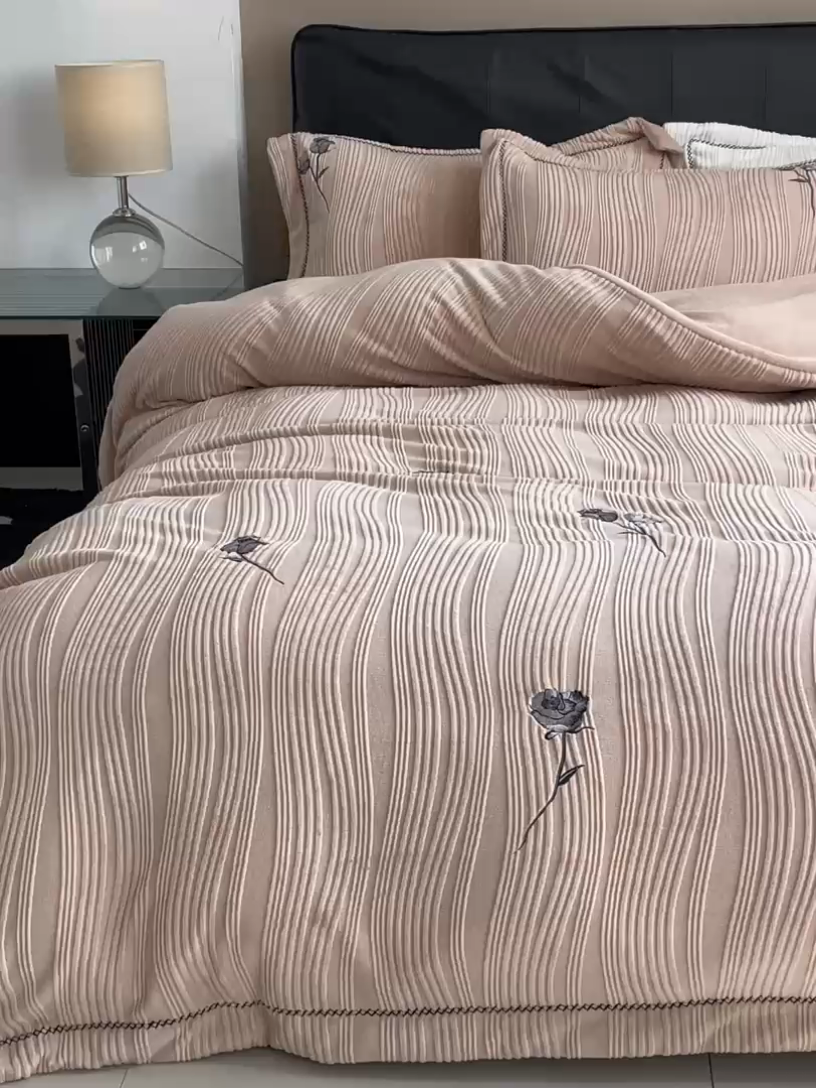 91家纺网 家纺一手货源 找家纺 安莱生活  2024新款全消光曲线绒法式玫瑰绣花四件套-第二风格（ins大图） 黑玫瑰-浅栗咖