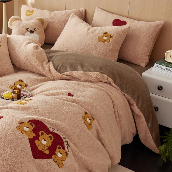 91家纺网 家纺一手货源 找家纺 安莱生活 2024新款绵羊绒毛巾绣四件套 爱心小熊