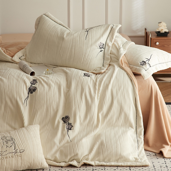 91家纺网 家纺一手货源 找家纺 安莱生活 2024新款全消光曲线绒法式玫瑰绣花四件套-第一风格（质感棚拍图） 黑玫瑰-米月白