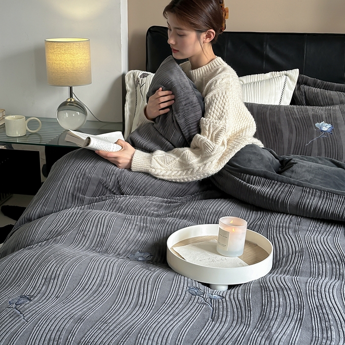 91家纺网 家纺一手货源 找家纺 安莱生活  2024新款全消光曲线绒法式玫瑰绣花四件套-第二风格（ins大图） 蓝玫瑰-魅夜黑