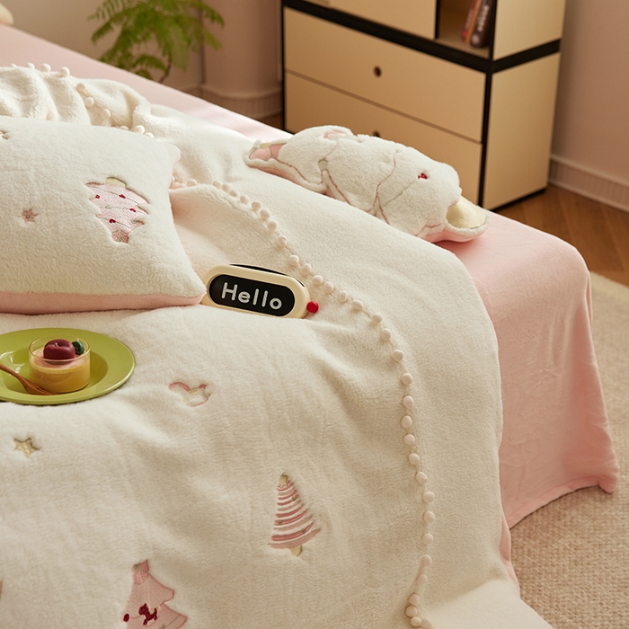 91家纺网 家纺一手货源 找家纺 （总）安莱生活 2024新款绵羊绒工艺款圣诞毛球四件套