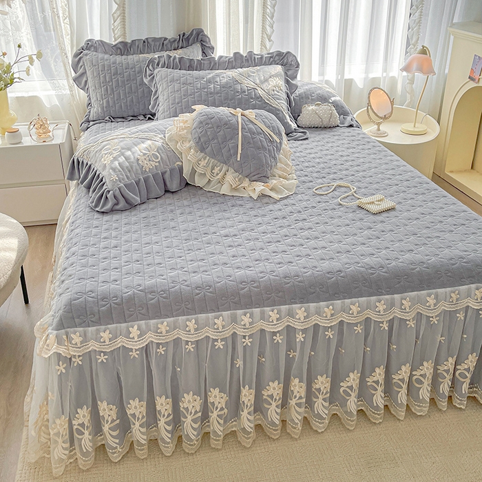 91家纺网 家纺一手货源 找家纺 2024新款加厚牛奶绒蕾丝刺绣床裙单床裙-莫奈花园系列 莫奈花园-高级灰