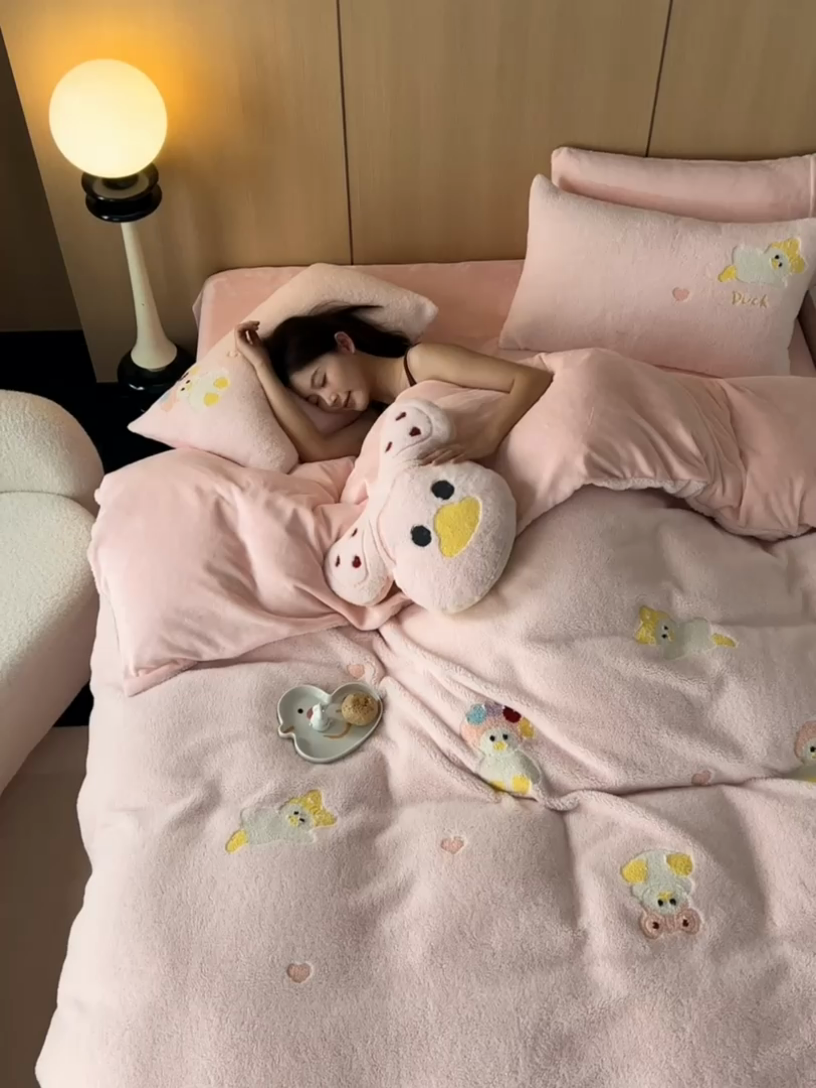 91家纺网 家纺一手货源 找家纺 安莱生活 2024新款绵羊绒毛巾绣四件套 头巾鸭鸭