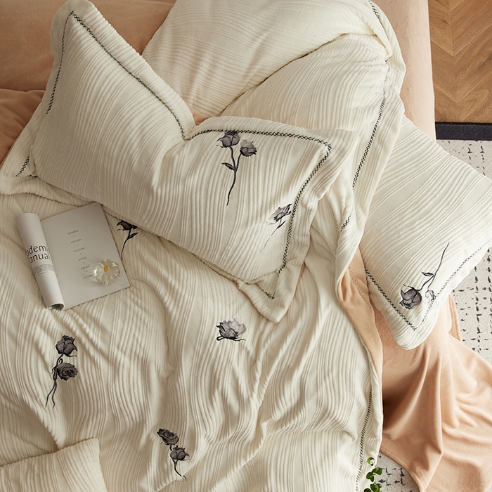 91家纺网 家纺一手货源 找家纺 （总）安莱生活 2024新款全消光曲线绒法式玫瑰绣花四件套-第一风格（质感棚拍图）