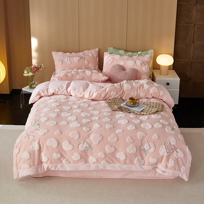 91家纺网 家纺一手货源 找家纺 安莱生活 2024新款minmin泰迪绒立体提花爱心四件套 爱心绒-樱花粉