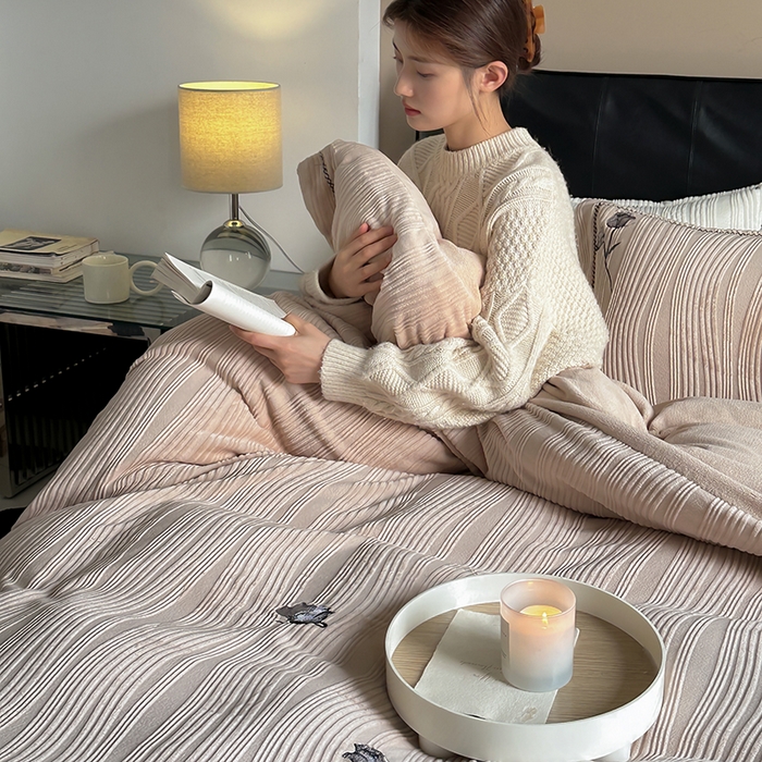 91家纺网 家纺一手货源 找家纺 安莱生活  2024新款全消光曲线绒法式玫瑰绣花四件套-第二风格（ins大图） 黑玫瑰-浅栗咖