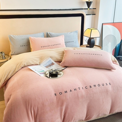 91家纺网 家纺一手货源 找家纺 皇谱家纺 2024新款牛奶绒刺绣四件套 字母-粉