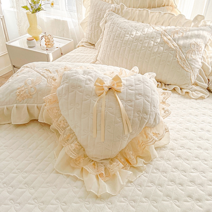 91家纺网 家纺一手货源 找家纺 2024新款加厚牛奶绒蕾丝刺绣床裙单床裙-莫奈花园系列 莫奈花园-奶昔