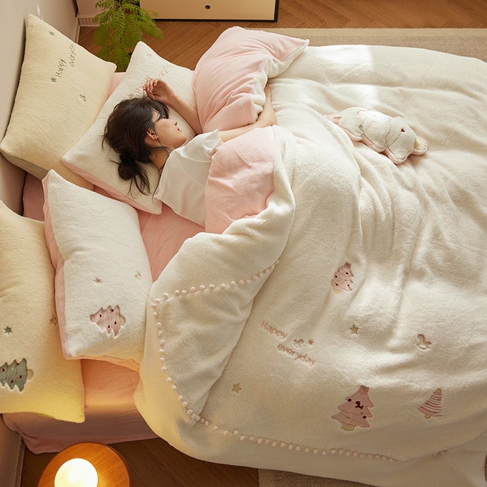 91家纺网 家纺一手货源 找家纺 （总）安莱生活 2024新款绵羊绒工艺款圣诞毛球四件套