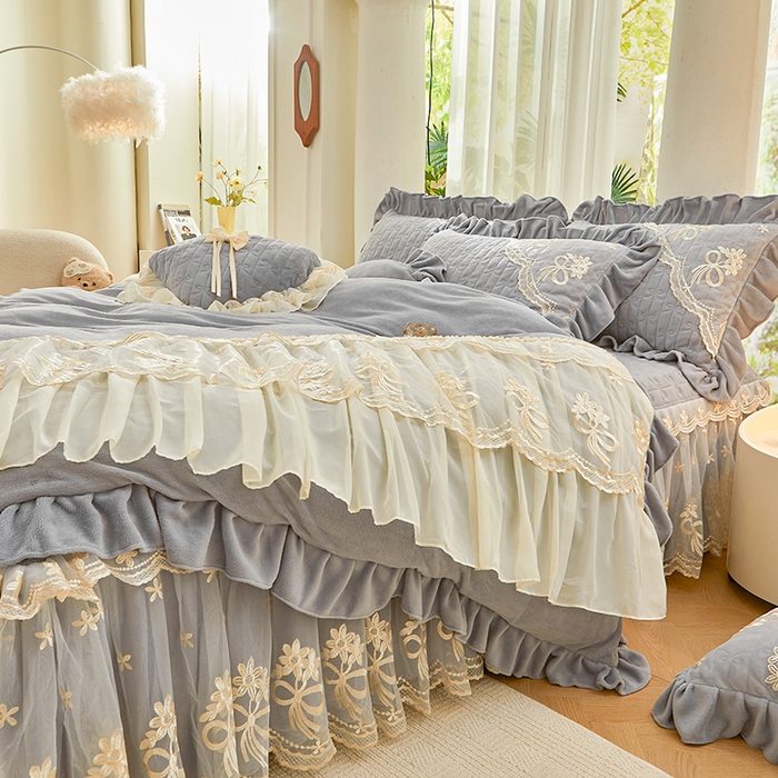 91家纺网 家纺一手货源 找家纺 2024新款加厚牛奶绒蕾丝刺绣床裙四件套-莫奈花园系列 莫奈花园-高级灰