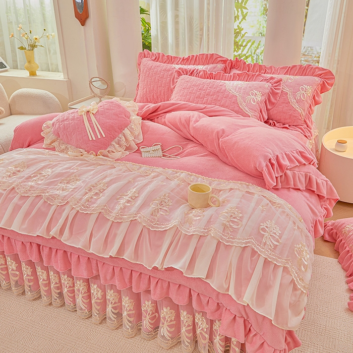 91家纺网 家纺一手货源 找家纺 2024新款加厚牛奶绒蕾丝刺绣床裙四件套-莫奈花园系列 莫奈花园-少女粉